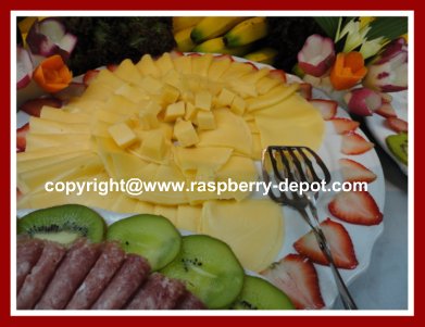 How to Decorate a Cheese Tray with Fruit