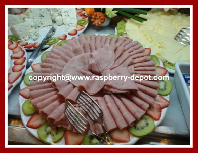 How to Decorate a Meat Deli Platter with Fresh Fruit